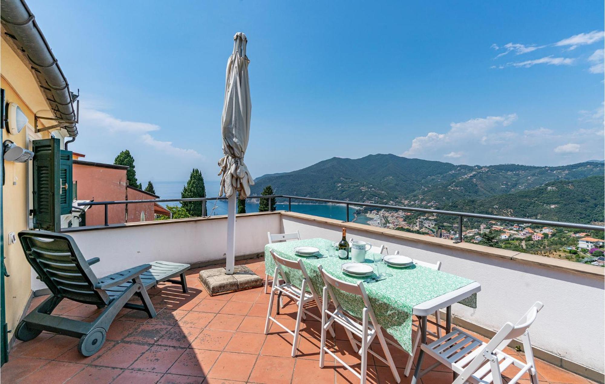 Awesome Home In Moneglia With Kitchen Exterior foto